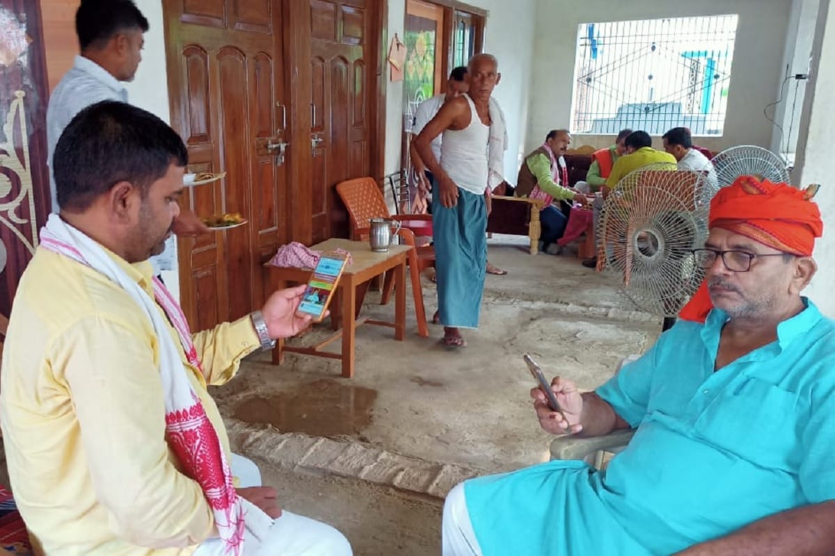 People watched speech of PM Modi in Bihar Election on their phones and TV in villages and towns