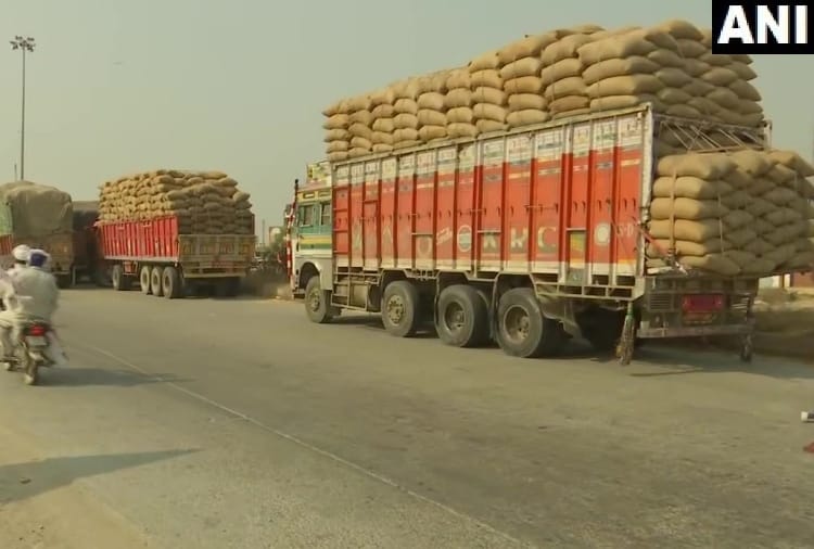 Farmers protest by stopping paddy trucks on National Highway near Amritsar