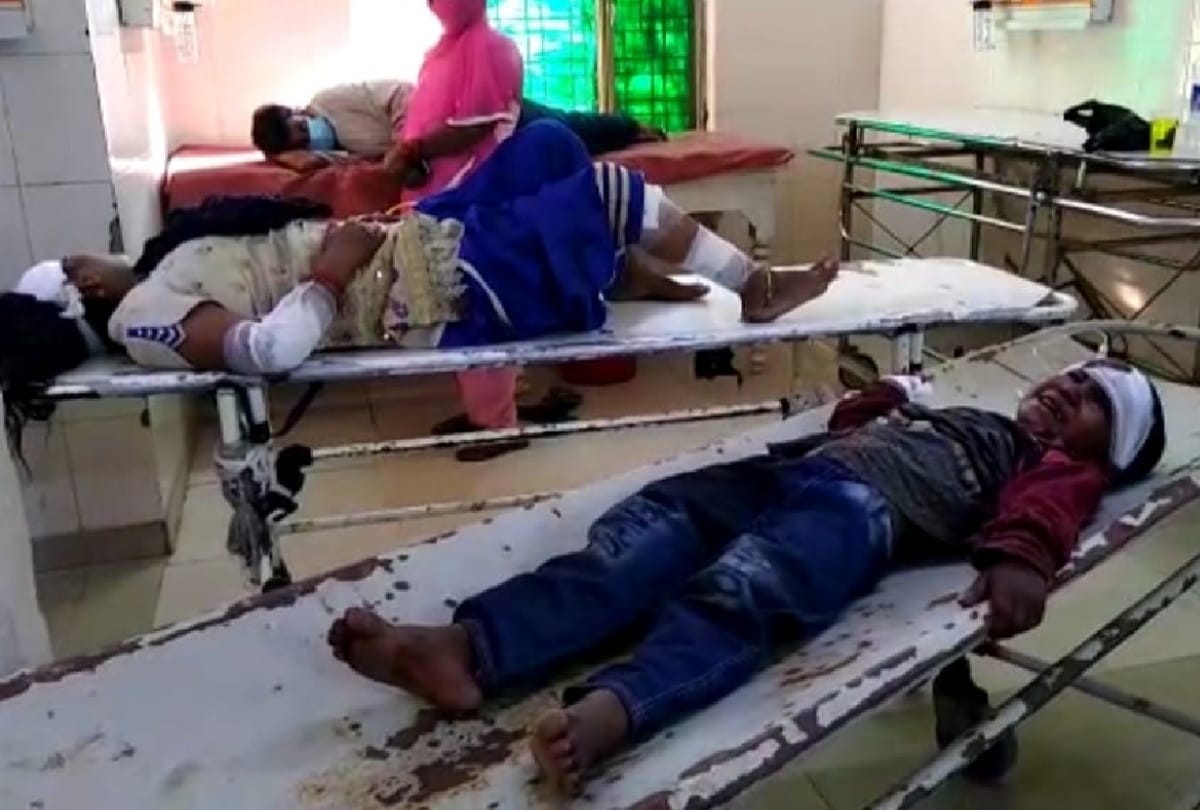 one dead and 11 injured in Road accident in Gorakhpur