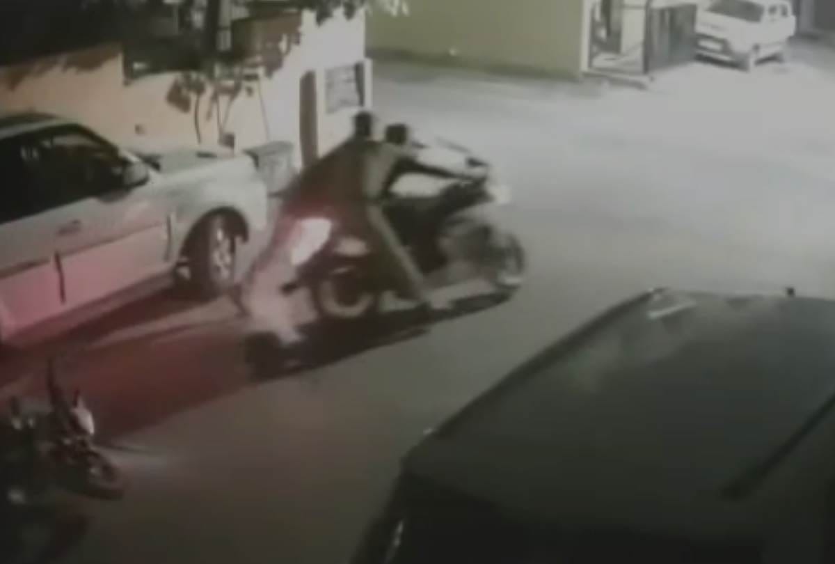 sipahis caught thief for stealing sports bike in lucknow