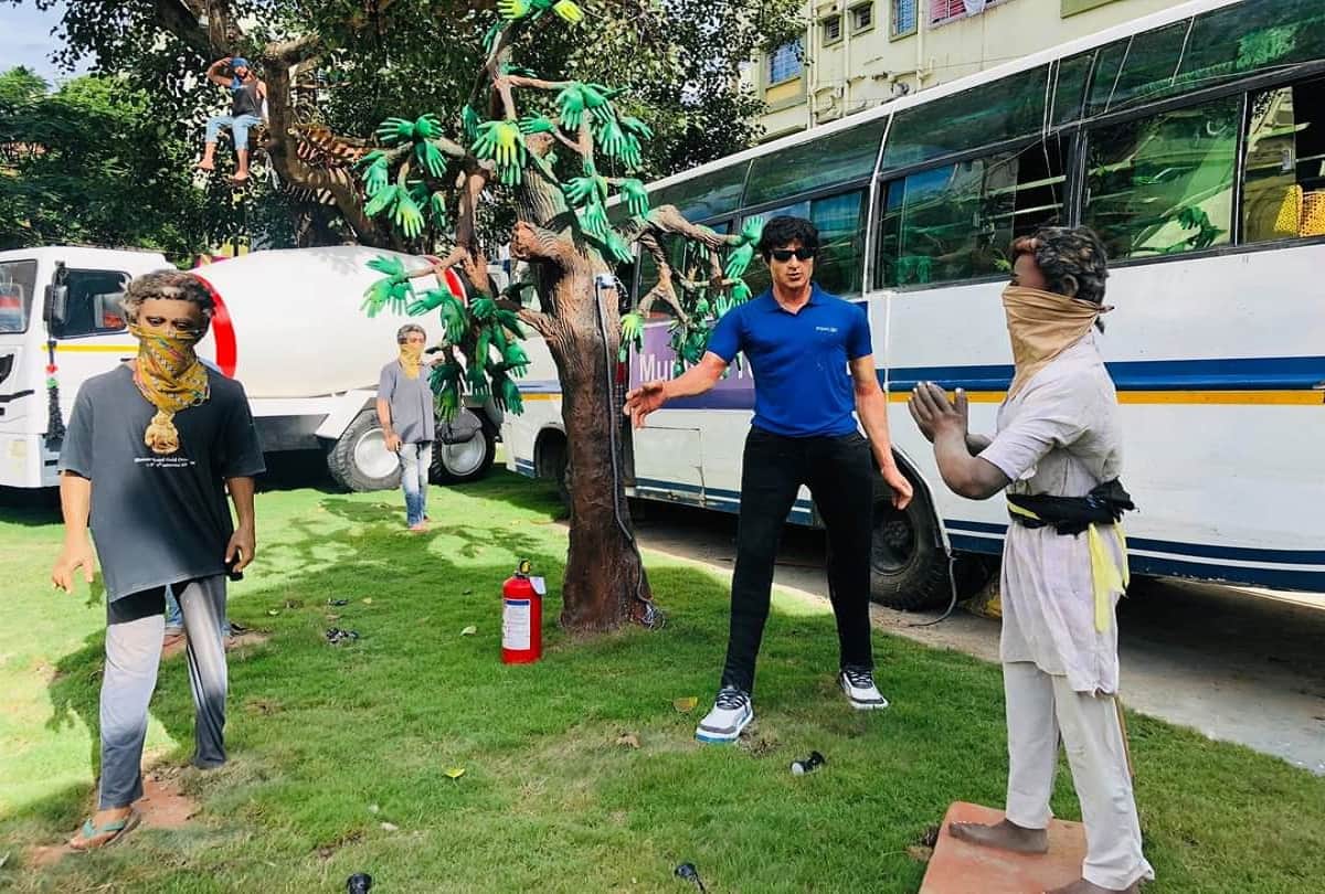 Kolkata Durga Puja 2020 News: West bengal corona virus lockdown effects show in durga puja pandal at kolkata pictures goes viral sonu sood statue