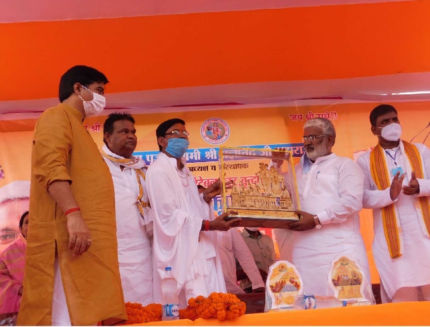 BJP State President Swatantra Dev Singh worshiped Krishna temple in Ballia