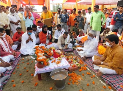BJP State President Swatantra Dev Singh worshiped Krishna temple in Ballia