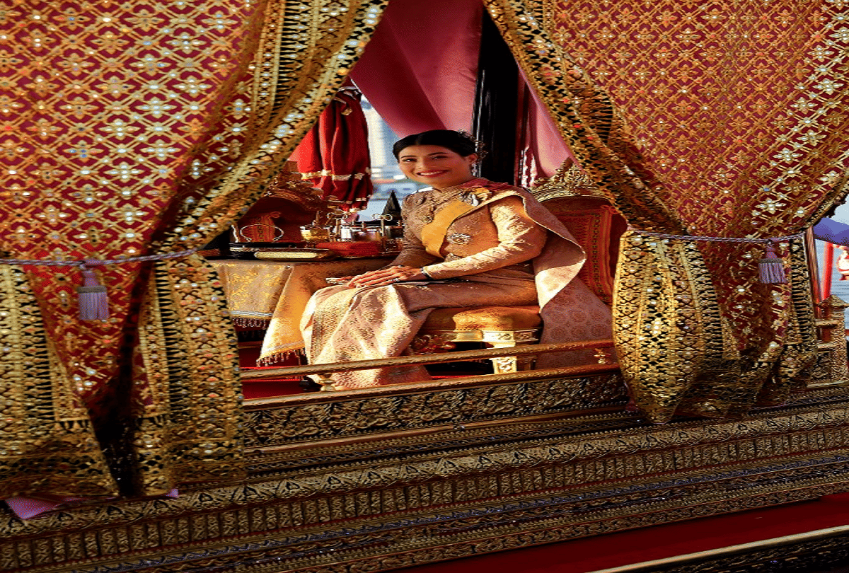thai king maha vajiralongkorn has four wives and 20 sex soldier know about his colourful life