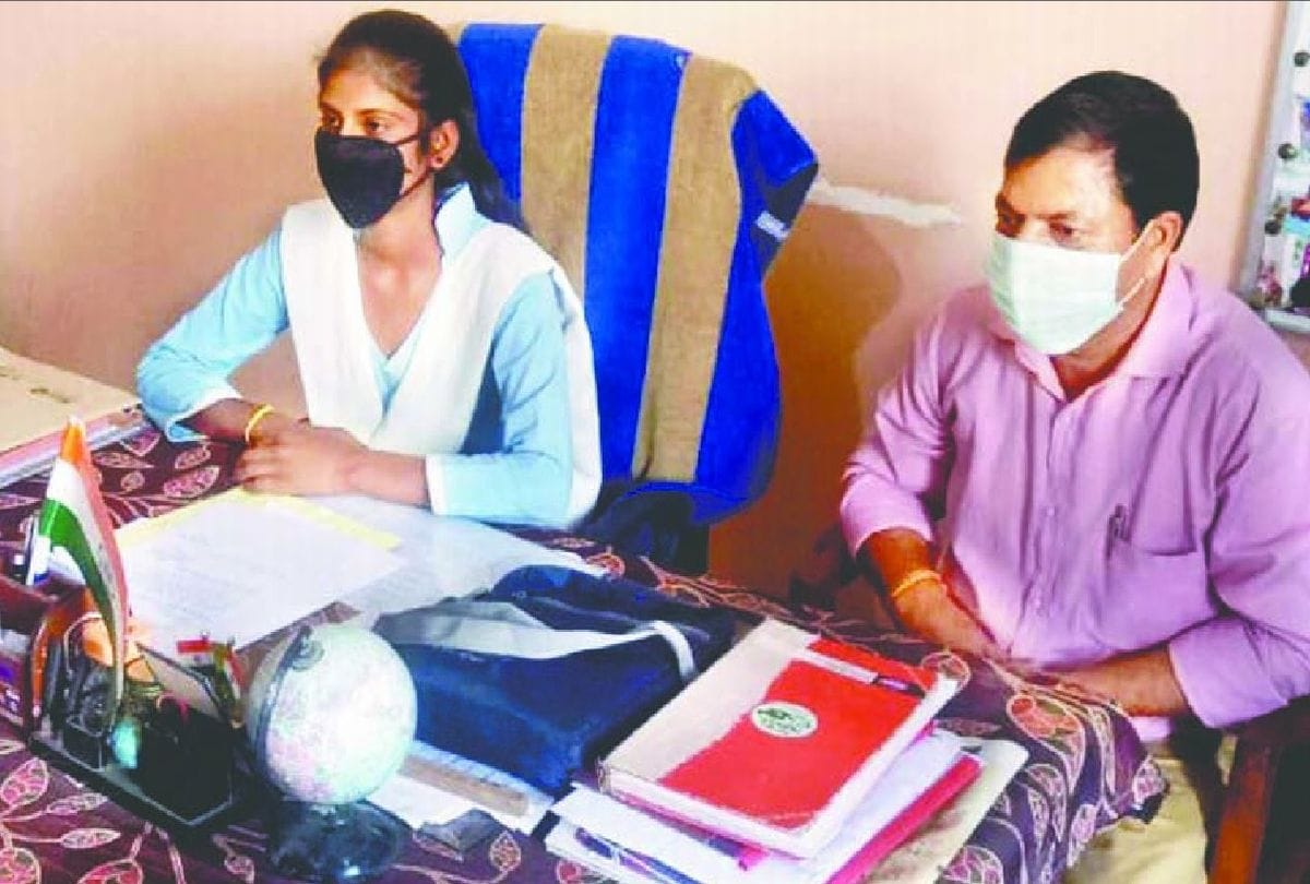 tenth class student Vinita became the Principal for a day in firozabad