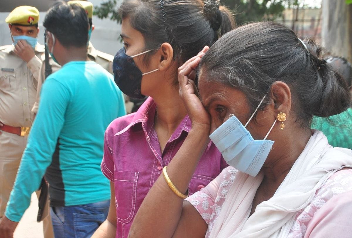 Victims women crying in front of MP and Police Officers in Mission Shakti program in agra