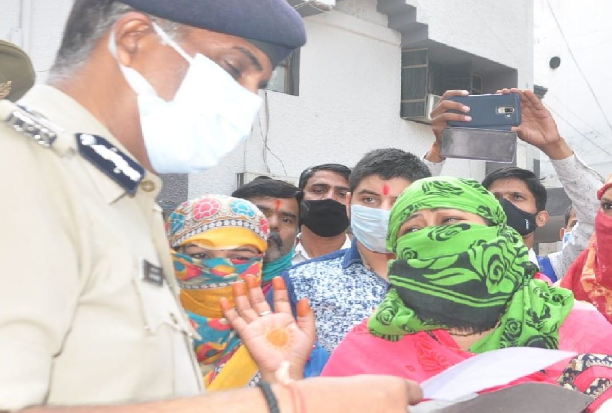 Victims women crying in front of MP and Police Officers in Mission Shakti program in agra