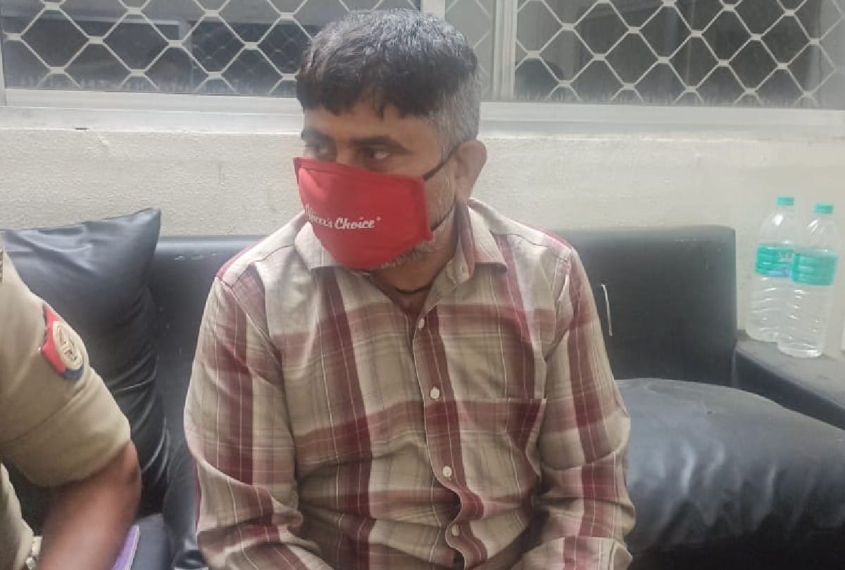 Robbery of three lakh rupees from textile merchant in front of agra fort