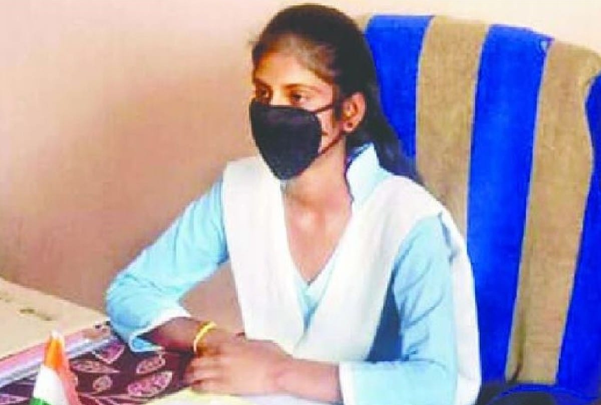 tenth class student Vinita became the Principal for a day in firozabad