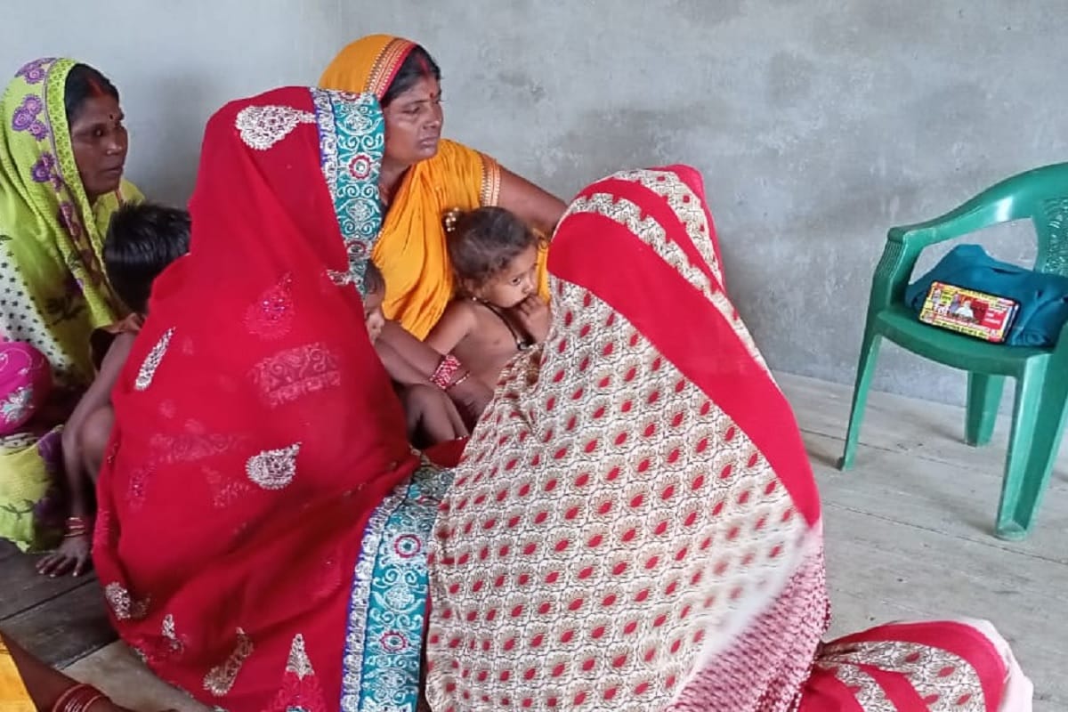 People watched speech of PM Modi in Bihar Election on their phones and TV in villages and towns