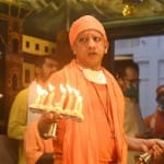 गोरखनाथ मंदिर में महानिशा पूजा के बाद आरती करते सीएम योगी आदित्यनाथ।