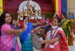 कालीबाड़ी मंदिर में भक्तिरस में डूबे श्रद्धालु।