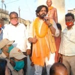जनता को संबोधित करते गोरखपुर सांसद रवि किशन।