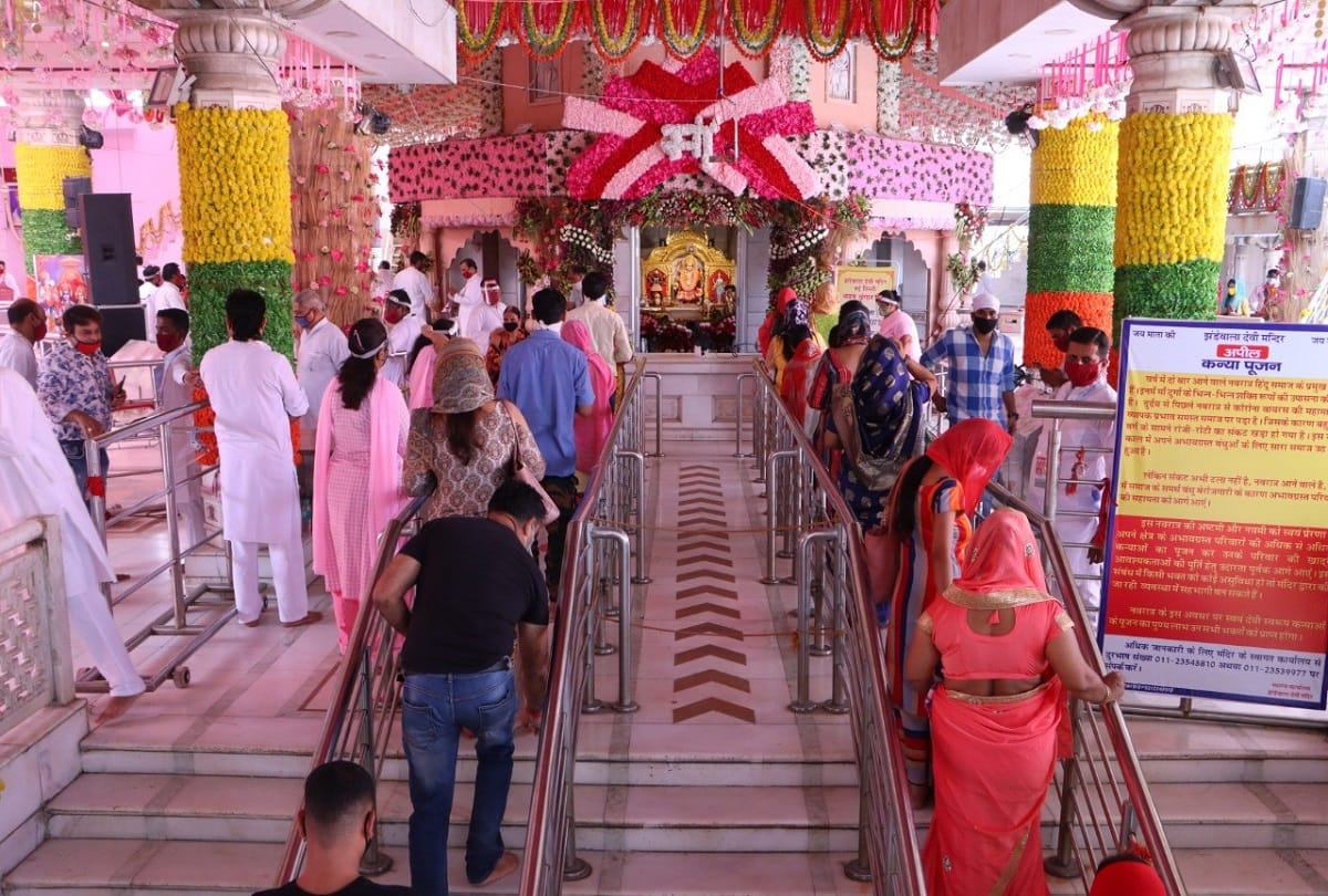 heavy Crowd of devotees in Delhi temples on Ashtami