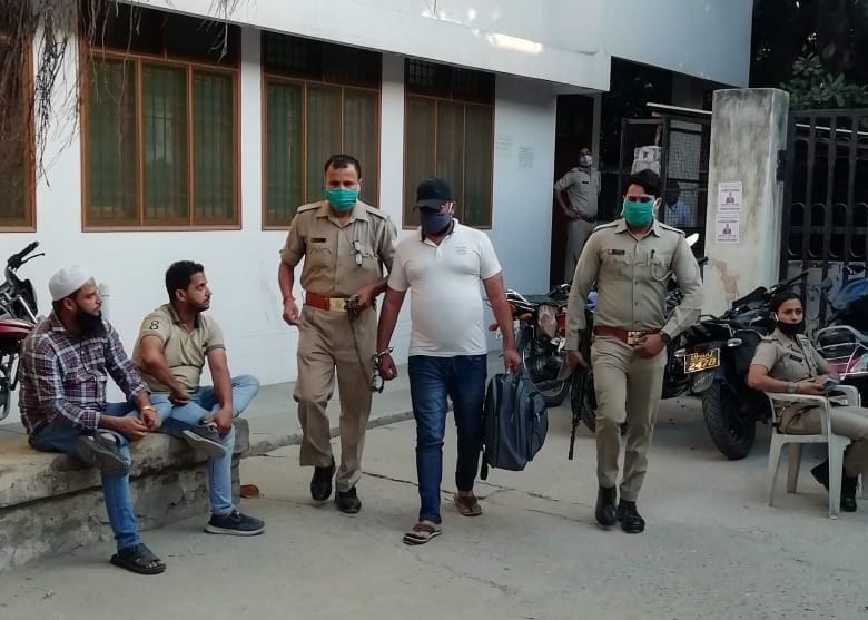 aqussed husband surender in moradabad court