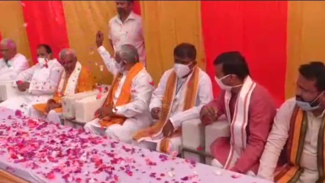 BJP State President arrives to lay the foundation stone of the temple, showers flowers on MLA Surendra Singh
