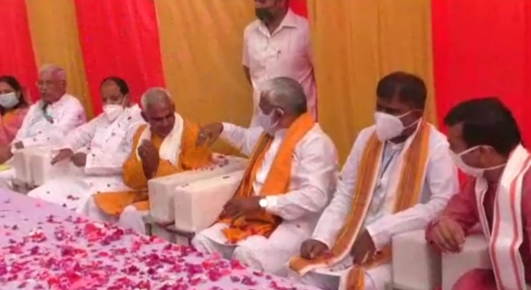 BJP State President arrives to lay the foundation stone of the temple, showers flowers on MLA Surendra Singh