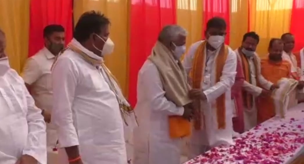 BJP State President arrives to lay the foundation stone of the temple, showers flowers on MLA Surendra Singh