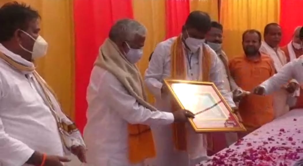 BJP State President arrives to lay the foundation stone of the temple, showers flowers on MLA Surendra Singh