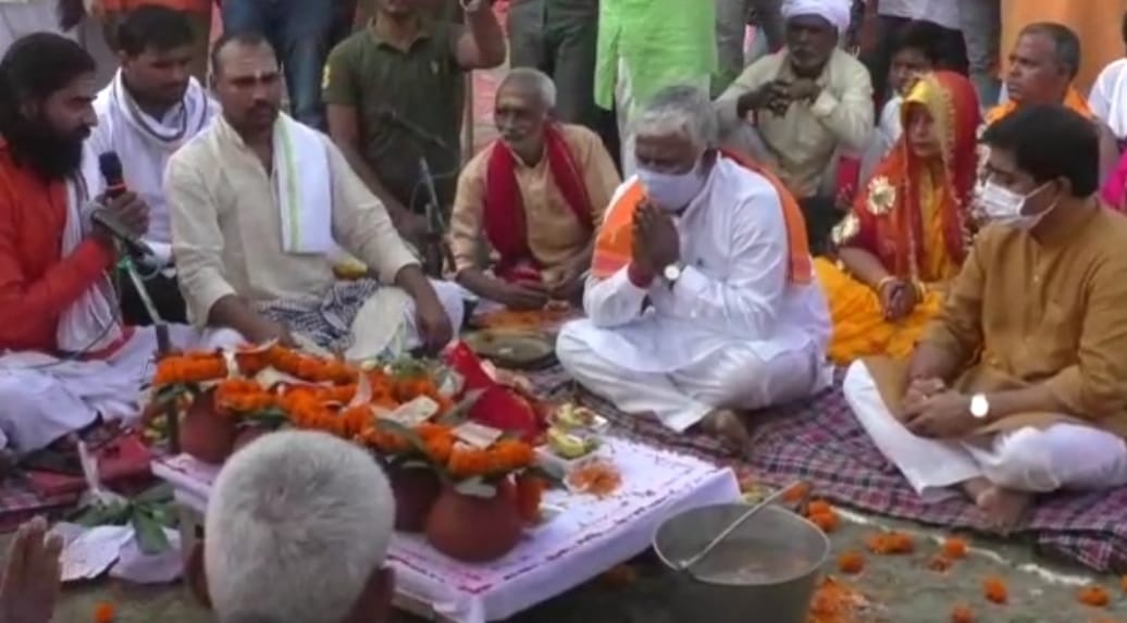 BJP State President arrives to lay the foundation stone of the temple, showers flowers on MLA Surendra Singh