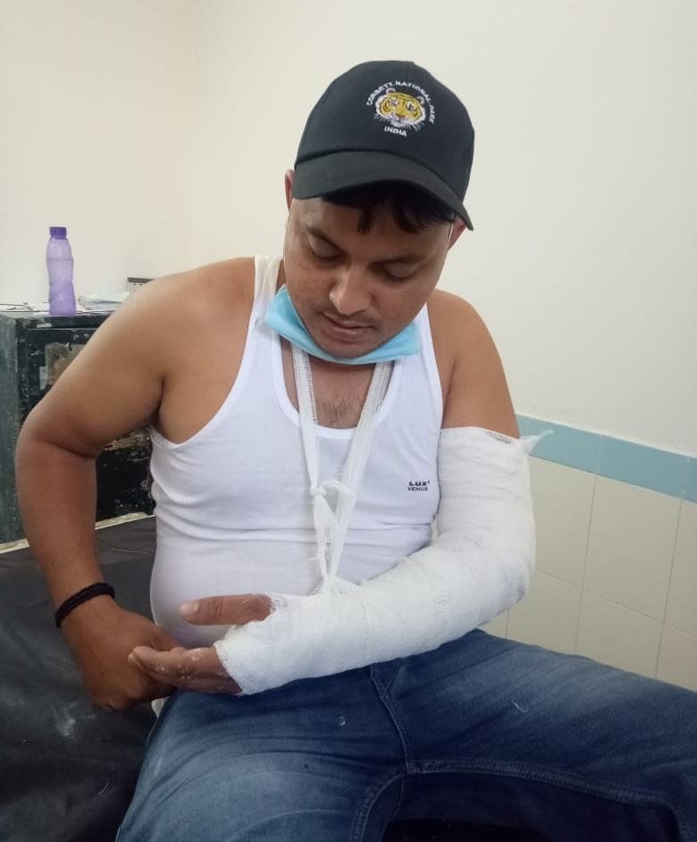 In the marriage, the forest worker was beaten up and broke his hand