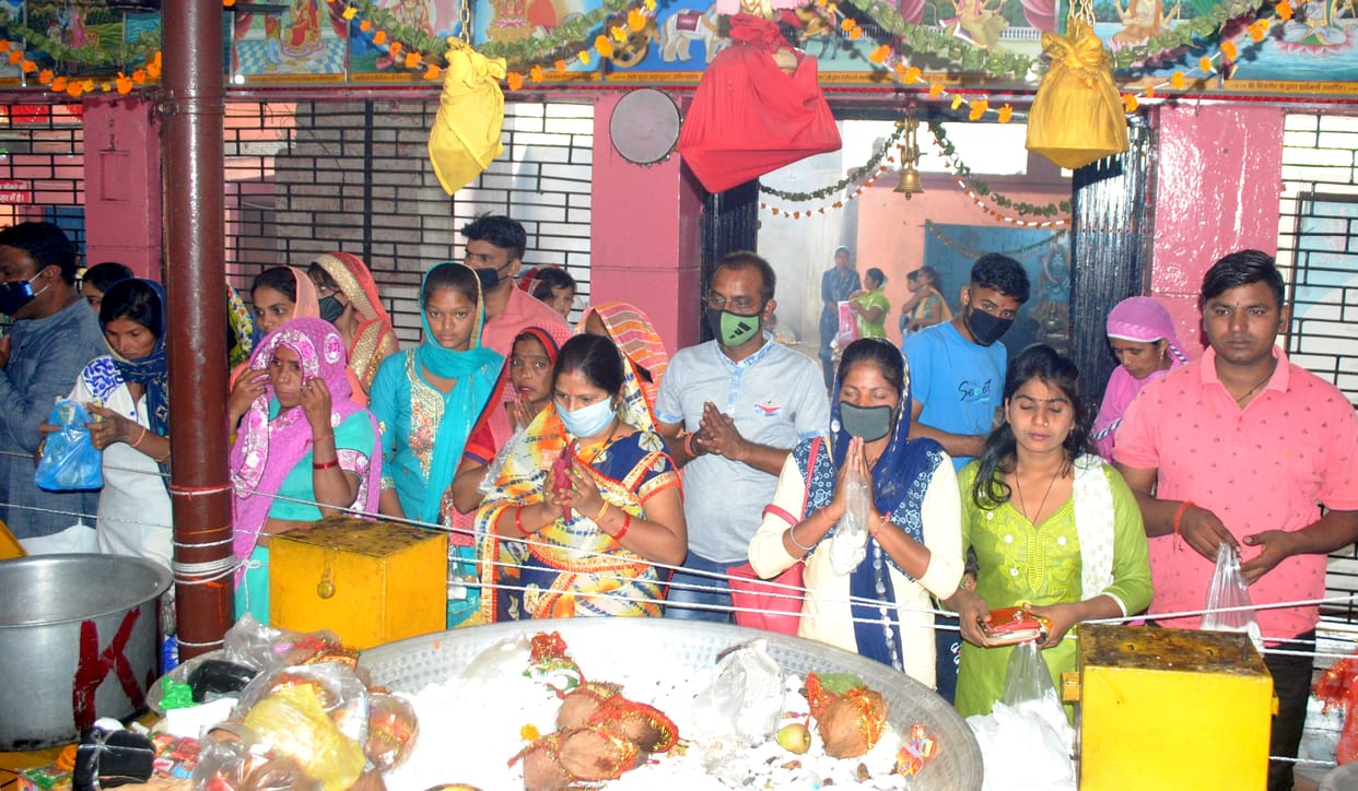 Temples echoed with the shouts of Maa Kalratri