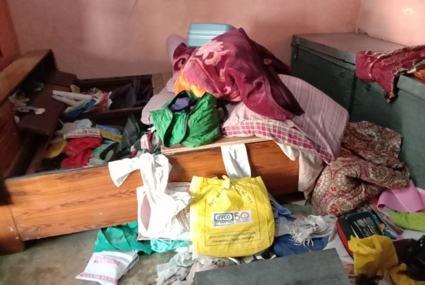 Burglars ransacked two houses, jewelery worth lakhs and cash stolen