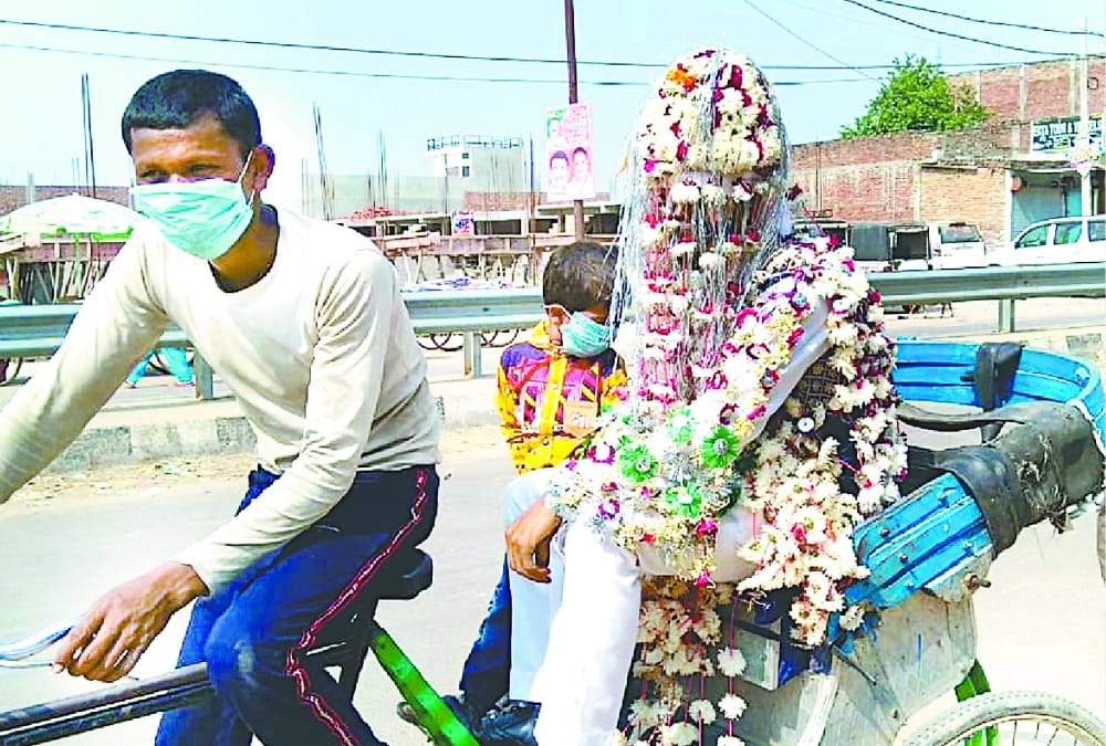 Groom came in rickshaw for marriage.