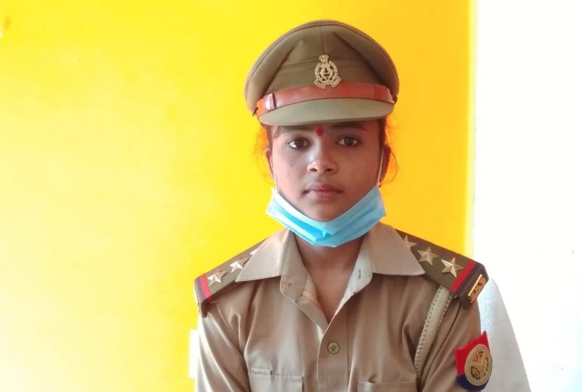 10th class topper student chandni became chowki incharge in Malihabad for two hours