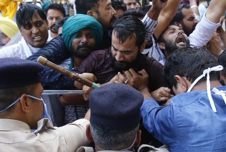 Aam Aadmi Party protest in Chandigarh, Police use Water cannon