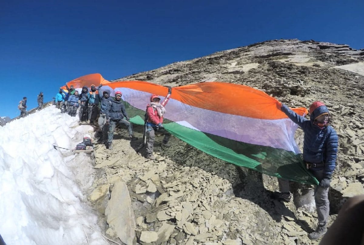 Himachal: First time 50 feets national flag unfurled on 5258 meters high Mount friendship