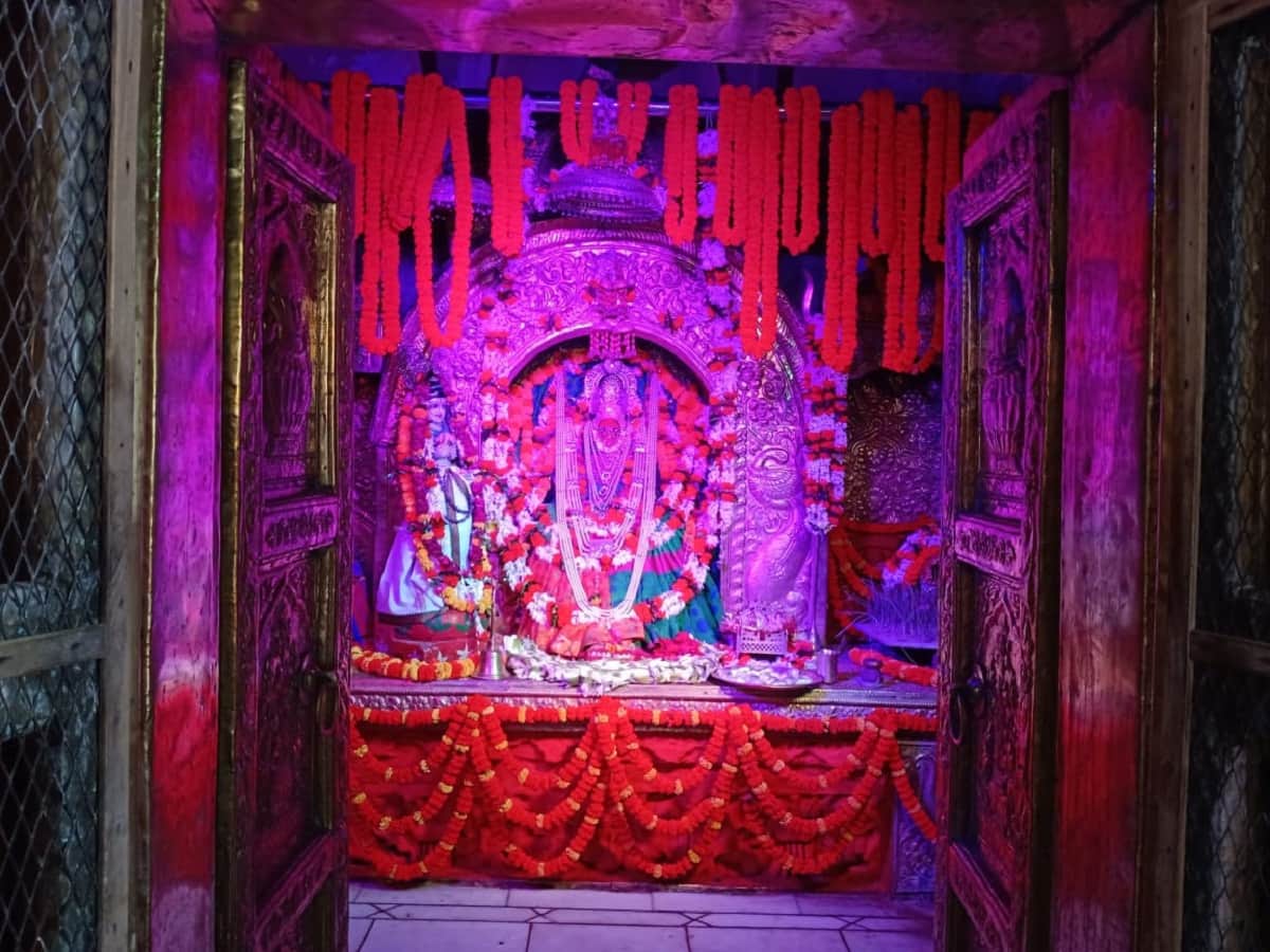 Navratri 2020 Varanasi: crowd of devotees in the court of Maa Annapurna, one or two devotees in Kamakhya Devi temple