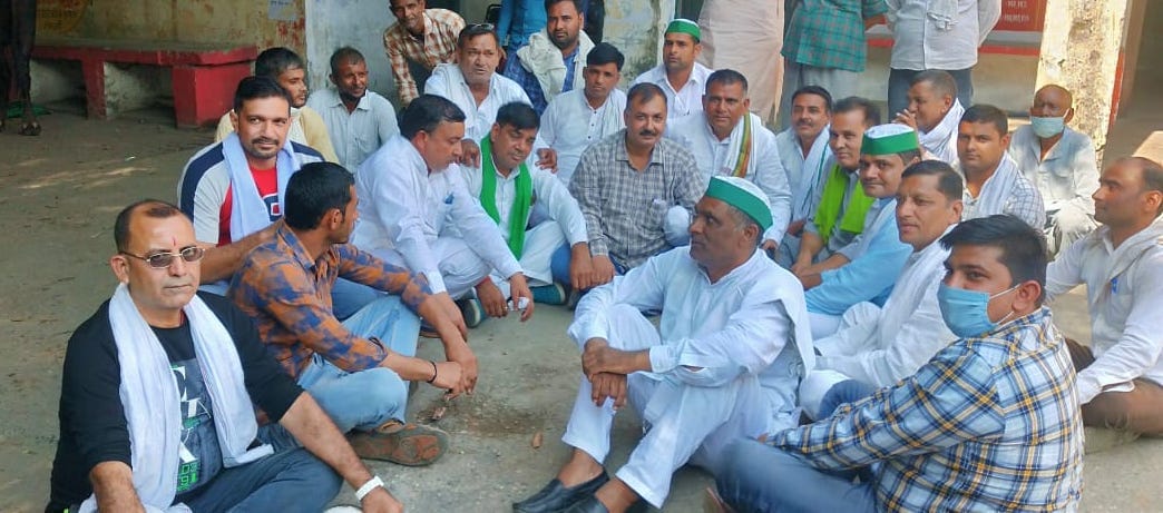 Sugarcane committee secretary holds siege, indefinite picket since 29