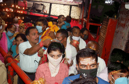 मंदिर में सोशल डिस्टेंसिंग का पालन नहीं।