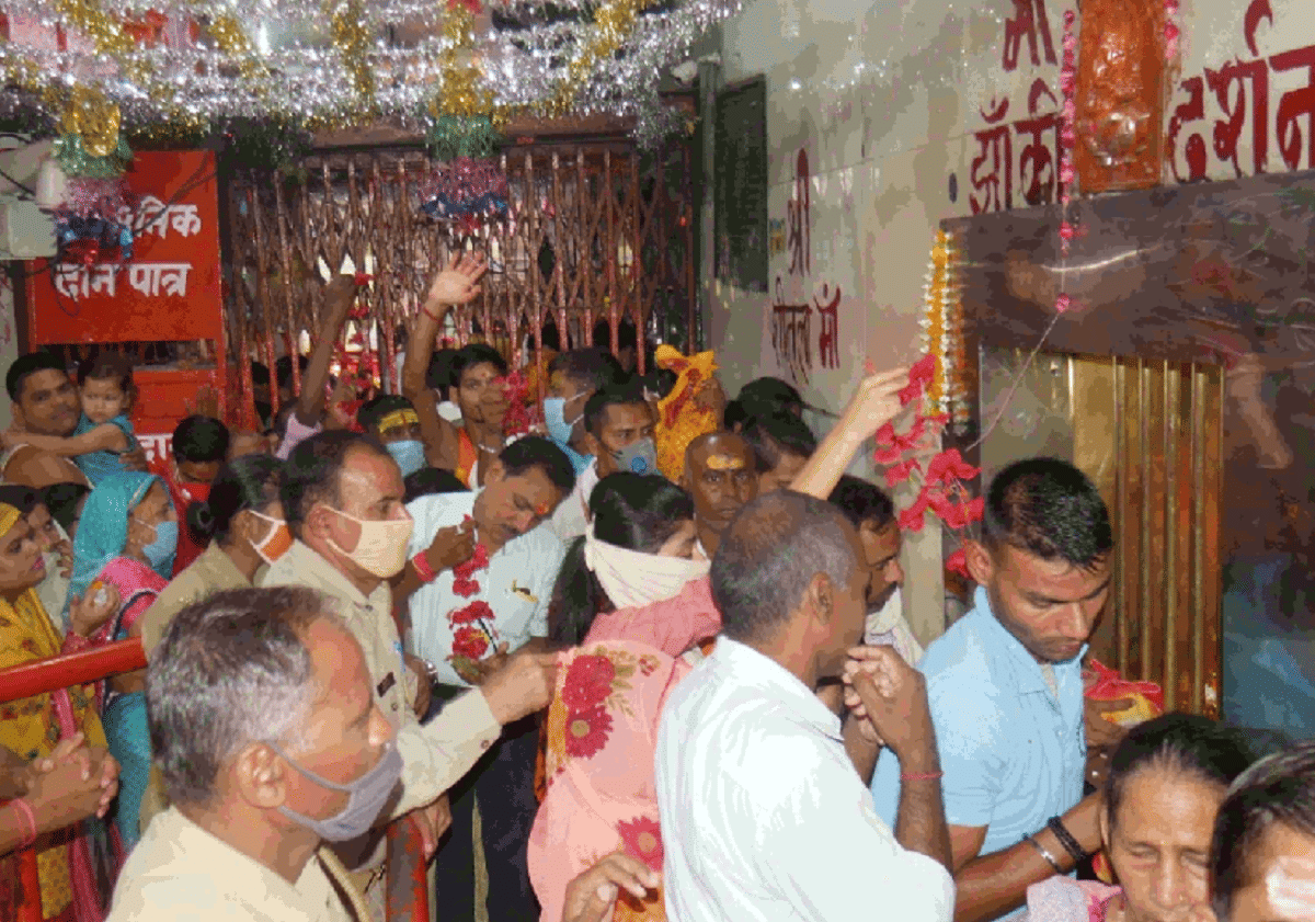 Faith on Corona in Vindhyadham: Social distancing is not followed devotees worship maa vindhyavasini in mirzapur