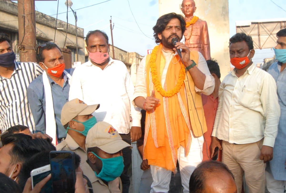 MP Ravi Kishan addresses farmers in Gorakhpur