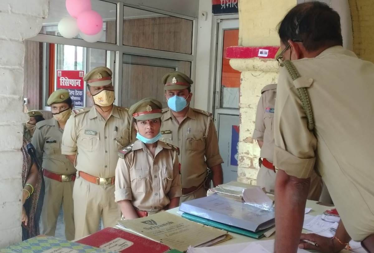 10th class topper student chandni became chowki incharge in Malihabad for two hours