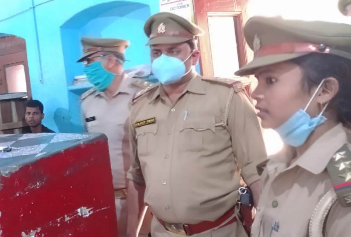 10th class topper student chandni became chowki incharge in Malihabad for two hours