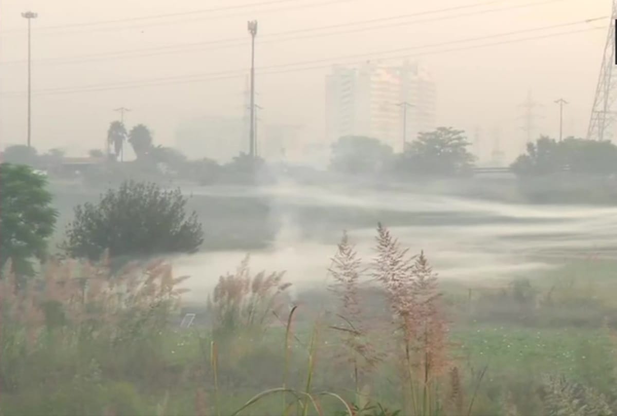 Delhi Air Pollution Level News: Delhi Air Quality deteriorates further visibility decrease signature bridge goes invisible in fog see photos