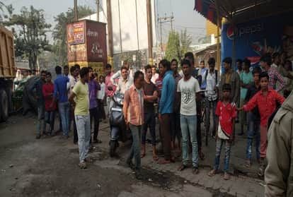 घटनास्थल पर लगी भीड़