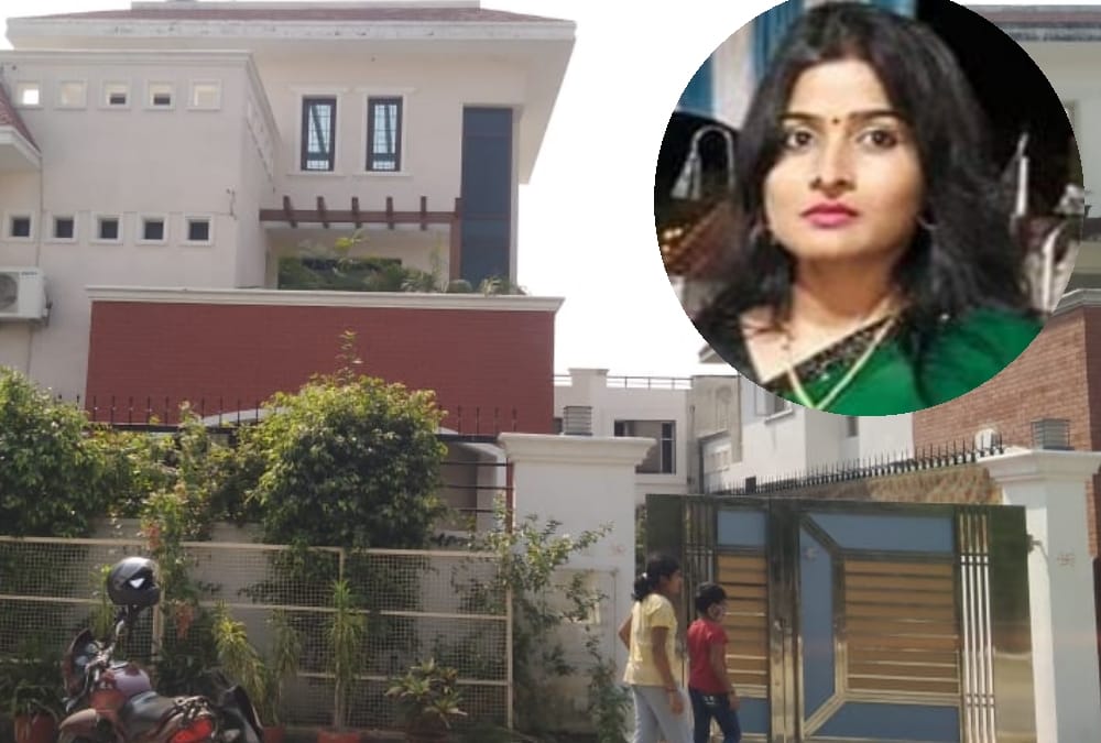 DIG Chandra Prakash wife commits suicide, no suicide note found.