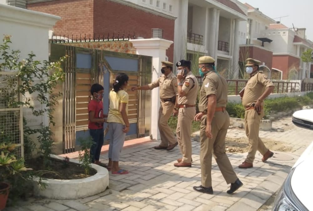 DIG Chandra Prakash wife commits suicide, no suicide note found.