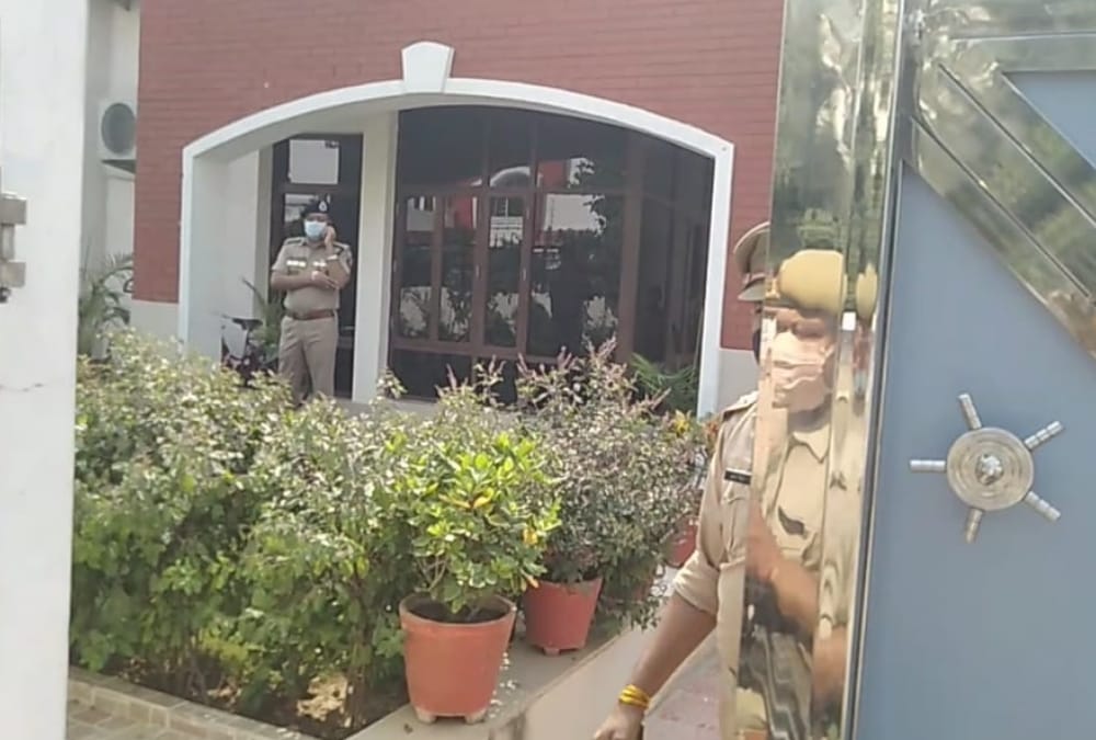 DIG Chandra Prakash wife commits suicide, no suicide note found.