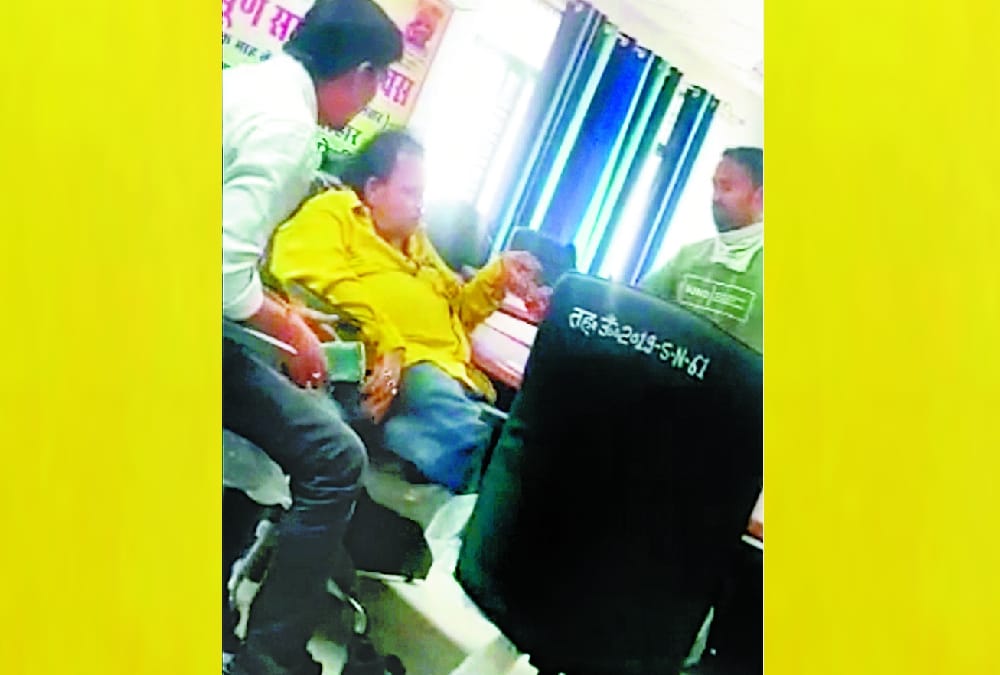Lekhpal suspended asking for bribe in Tehseel head quarter in Raebareli.