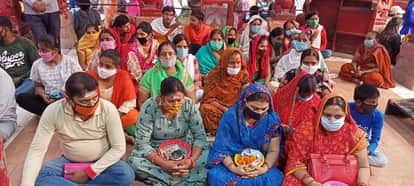 मां अन्नपूर्णा मंदिर में लगी भक्तों की भीड़।