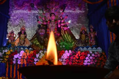 अर्दली बाजार के न्यू डी लाइट क्लब में स्थापित मां दुर्गा कोरोना का वध करती हुईं।