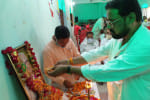 पूर्व सांसद रामनाथ दुबे की पहली पुण्य तिथि पर श्रद्धांजलि देते अधिवक्ता राजेश दुबे।