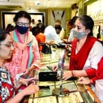 जुगल किशोर ज्वैलर्स के शोरूम में खरीदारी करते लोग।