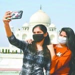 ताजमहल पर सेल्फी लेतीं युवतियां