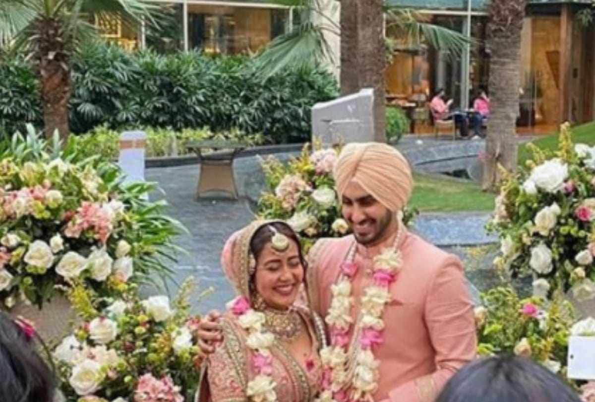 Neha Kakkar and Rohanpreet Singh After Marriage Rituals Plays Finding Ring Game